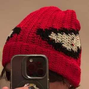 Spiderman beanie  - Spiderman beanie virkad av mig. Pris går att diskutera. 