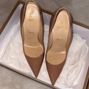 Christian Louboutin - Säljer ett par eleganta beige/nude färgade klackskor från Christian Louboutin, strl 37 🤎 använda 1 gång
