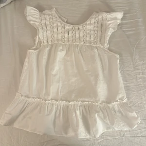 Vit blus från HM - Vit HM blus storlek XS men passar också S