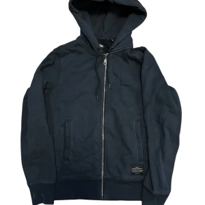 Levi's vintage zip hoodie - En Levis ganska vintage gammal zip hoodie som är ganska hård tung vilket får den och kännas vintage. Skulle säga strl xs kan skicka mått