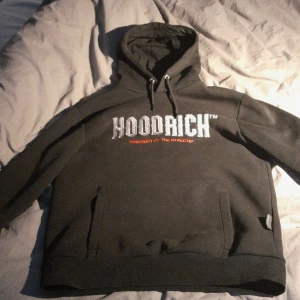 Hoodrich tröja - Svart sköön hoodrich tröja, storlek S men passar M utan tvekan