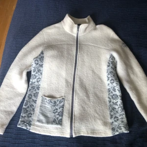 Ullfleece från Ivanhoe - Säljer en snygg vit fleece från Ivanhoe. Den har mönster på sidorna och en ficka. Säljer då jag inte använder den. Stl 42 men passar mig som vanligtvis har 38/40. Skriv gärna om du har frågor eller prisförslag! 🤗