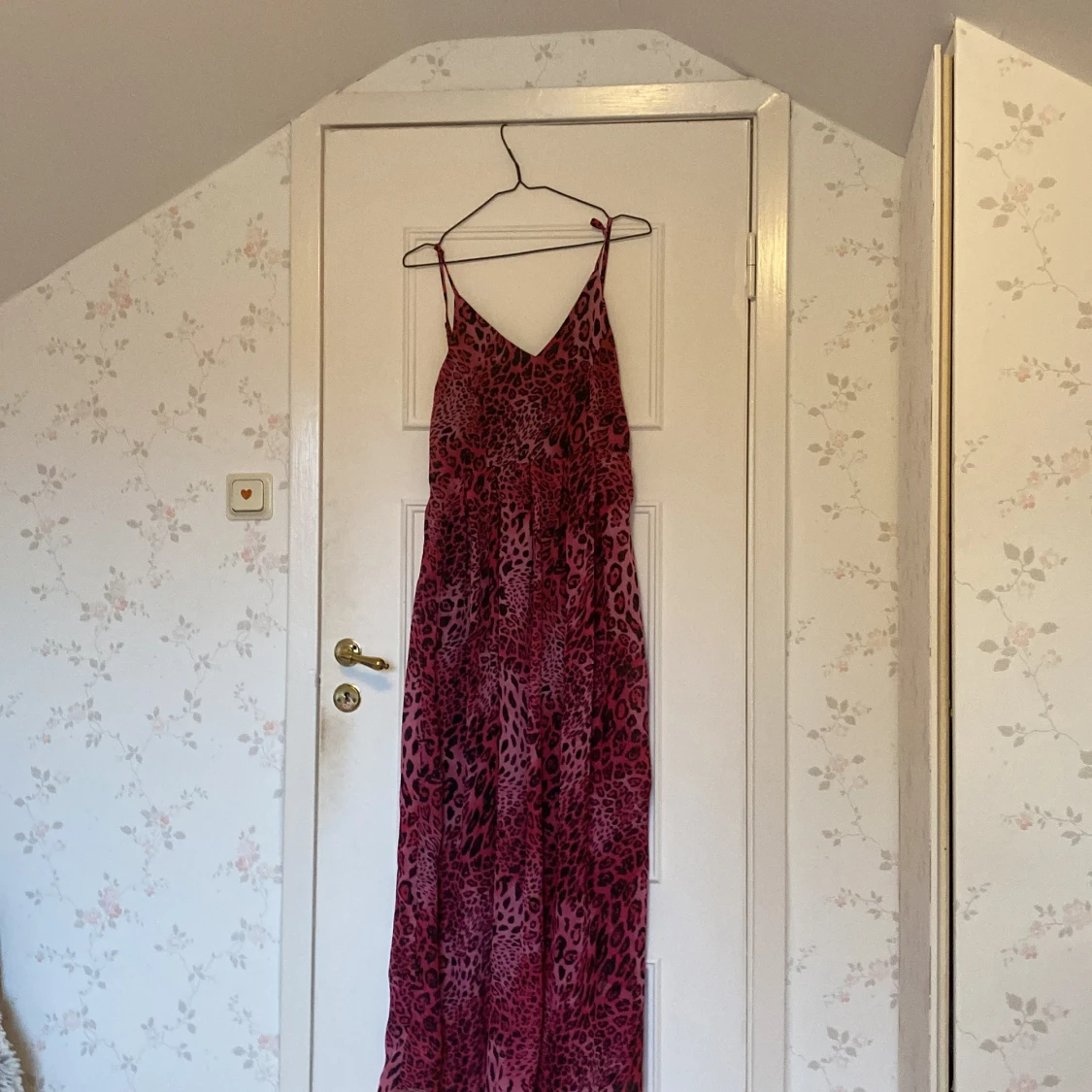 Rosa leopardmönstrad långklänning