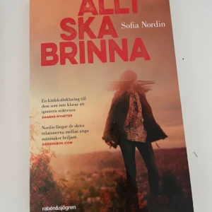 Allt ska brinna - Boken 'Allt ska brinna' av Sofia Nordin handlar om Agnes och Minna, bästa vänner som står inför livets utmaningar. En berättelse om vänskap, ungdom och att hantera svårigheter. Perfekt för den som gillar starka känslor och relationer.