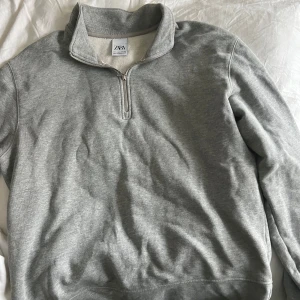 Zara herr tröja - En grå zip tröja från Zara i storlek L. Väldigt snygg o bra skick. Säljer för 150kr!!