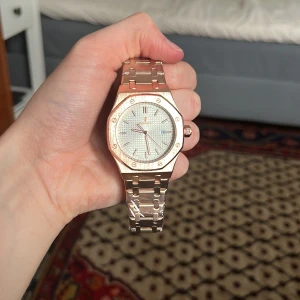 Guldfärgad klocka med länkarmband - Snygg klocka som ska likna Audemars Piguet (AP)s Royal Oak modell, o jag tycker de har lyckats rätt bra. Länkverktyg följer med så att du kan justera länkarna så klockan passar dig perfekt. (Plasten är kvar, därför armbandet ser plastigt ut på bilderna)