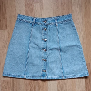 Jeanskjol - Jea skjol från H&M. Sparsamt använd och i väldigt bra skick🌻 Inga fickor. [bara att skriva om frågor eller fler bilder!]