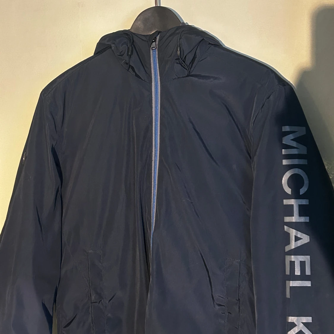 Mörkblå vindjacka från Michael Kors