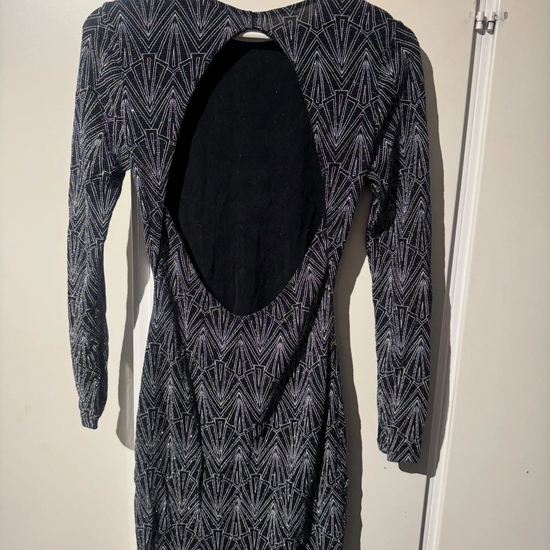 Svart glittrig klänning med geometriskt mönster - 1