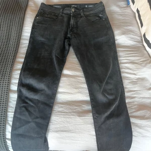Replay Anbass jeans - Snygga svarta Replay Anbass Hyperflex jeans. De är i väldigt bra skick knappt använda och riktigt snygga. Hör av dig vid minsta fråga eller fundering!