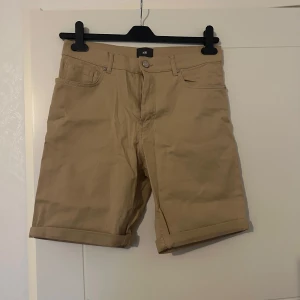 Shorts - Oanvända herrshorts. Tyvärr små hål bak efter prislappen (se bild). Storlek 30.