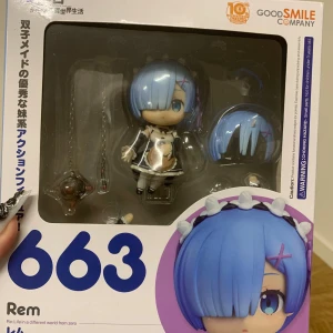 Rem figur från Good Smile Company - Säljer en Rem figur från Good Smile Company, känd från 'Re:Zero'. Köpt från AmiAmi. Figuren har utbytbara delar inklusive två huvuden med olika ansiktsuttryck och tillbehör. Perfekt för fans av anime och samlare.
