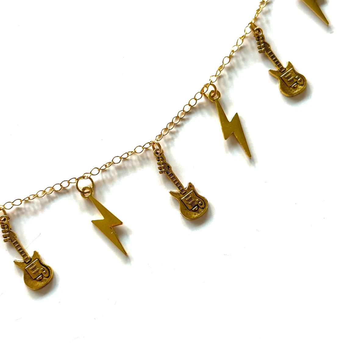 Guldfärgat accessoarsmycke - 1