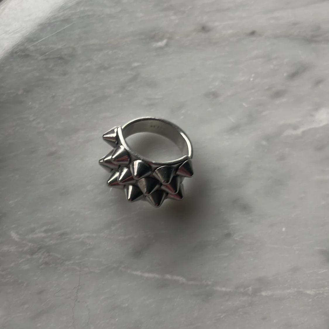 Silvrig ring med nitar - 1