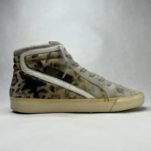 Golden Goose Slide  - Varumärke: Golden Goose   Modell: Slide High Top  Storlek: 38  Skick: 7/10 Skorna är använd med synliga spår av slitage men fortfarande fullt användbara. Kan ha mindre defekter som visas i bilderna.  Nypris: 7000kr