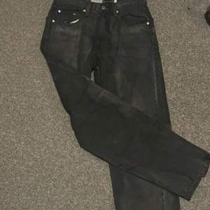 Svarta SilverTab jeans från Levi's - Svarta jeans från Levi's SilverTab-kollektion. De har en loose passform och är tillverkade i 100% bomull. Helt nya kunde inte lämna tillbaka 