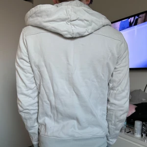 Vit hoodie från Limitato - Säljer en stilren vit hoodie från limitato, bandet som ska vara i luvan är borta därav priset