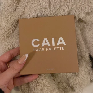 Face Palette från CAIA - Säljer min caia palett i classy då den endast kommit till användning 2-3 gånger! Fick den i december så som ny💖