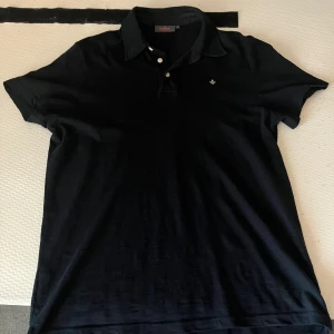 Svart pikétröja från Morris - Köpte tröjan som ny vilket innebär att jag ör ända ägaren och har haft den i cirka ett halv år och använt den sällan därför är den i väldigt bra skick nyskick skulle jag nästan våga säga. Ny pris 1000. Jag ör 185 och den passsr perfekt på mig.