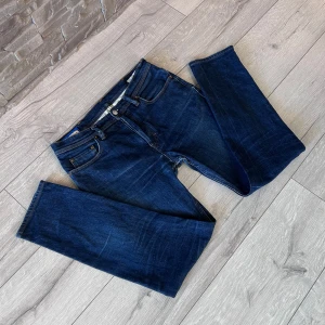 Mörkblå jeans från Acne Studios - Snygga mörkblå jeans från Acne Studios Blå Konst. Tillverkade i Italien med klassisk femficksdesign och knappgylf. Perfekta för en stilren look.
