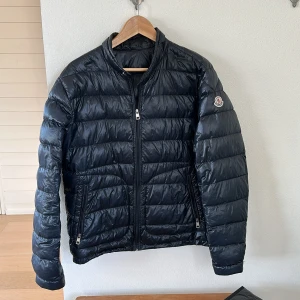Mörkblå Moncler Acorus dunjacka - Säljer en Moncler acorus av äldre modell. Storlek 4/M. Säljer då jag inte använder den mycket längre. Jackan har använts sparsamt och är i väldigt bra skick 9/10 utan skador. Vid frågor och funderingar skriv gärna privat! 