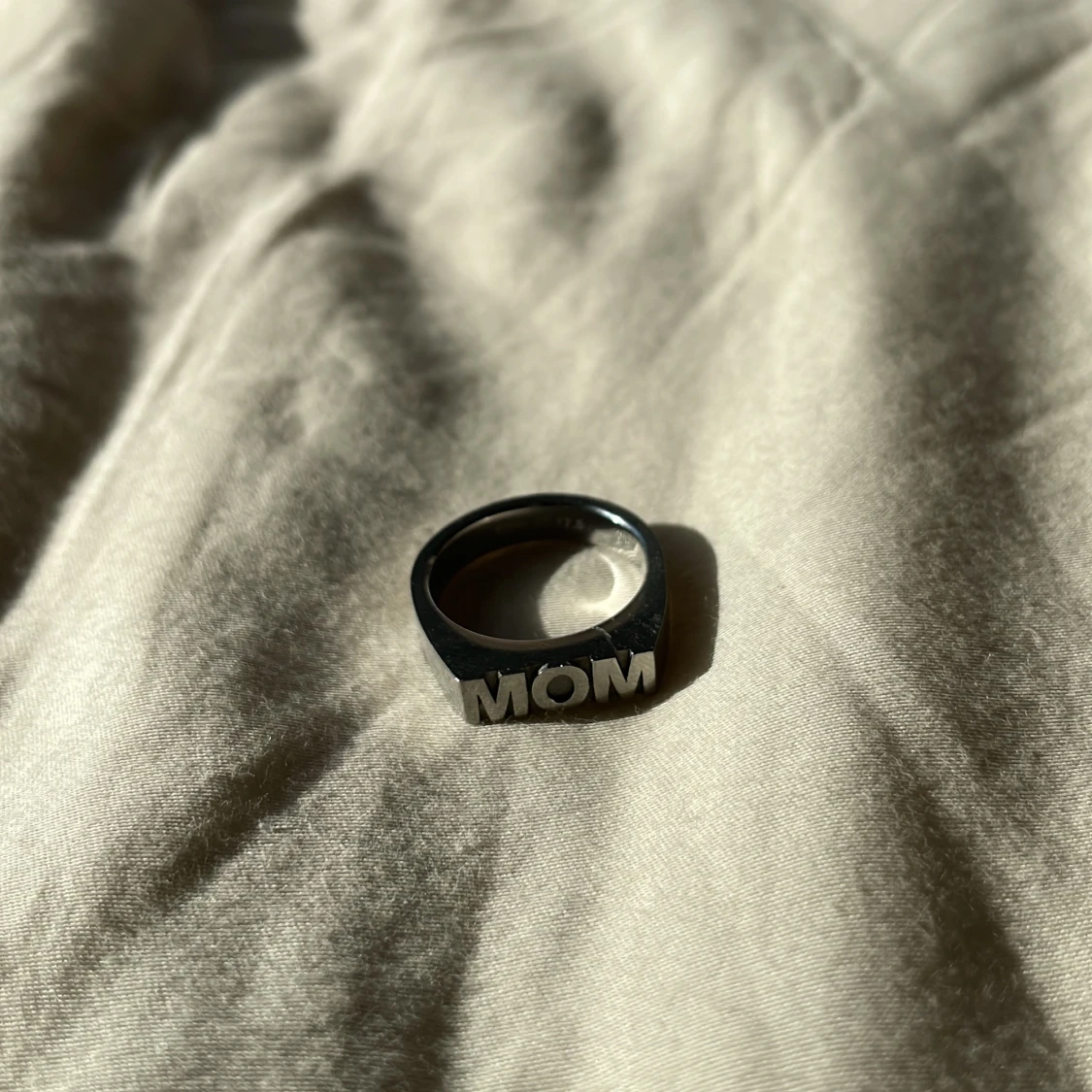 ”MOM” ring ifrån Edblad