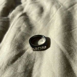 ”MOM” ring ifrån Edblad  - Säljer min fina Edblad ring eftersom den inte kommer till användning (nästan aldrig använd) den är i mycket fint skick och i storlek 17,5 (M)🥰
