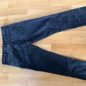 Svarta raka Lågmidjade Wrangler jeans - Snygga svarta jeans från Wrangler. De har en rak passform och är Lågmidjade! Storlek: W27 L30
