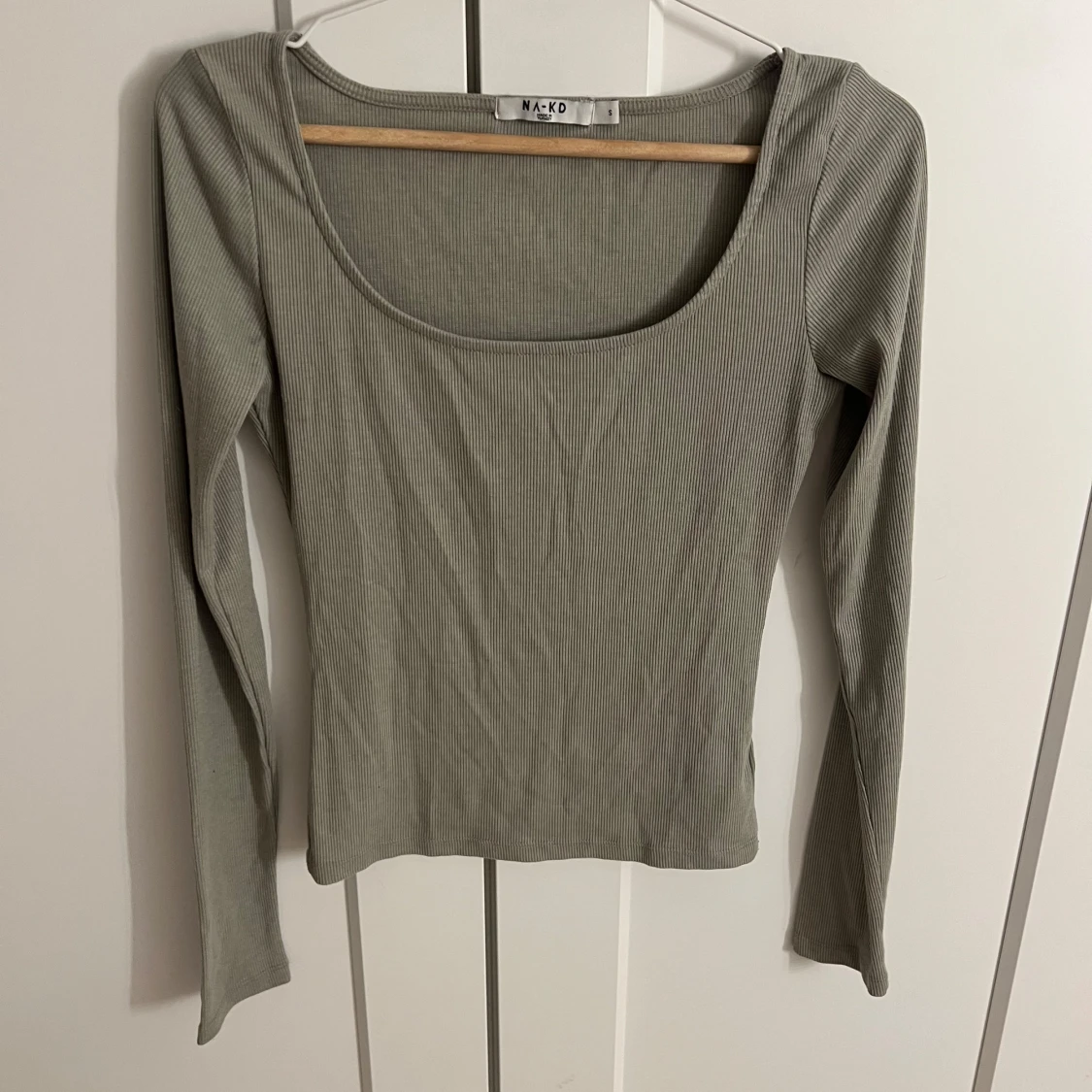Grön ribbad topp från NA-KD