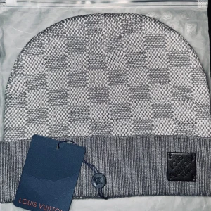 Exklusiv Beanie - Exklusiv beanie – Stil och komfort i perfekt harmoni  Upplev enastående kvalitet med vår lyxmössa, tillverkad av finaste material för maximal komfort och elegans. Den sofistikerade designen och den mjuka premiumkvaliteten gör den till ett måste för både stilmedvetna och kräsna kunder. Perfekt för kalla dagar med en exklusiv touch. (OBS!! Pris kan diskuteras) 🎁 Perfekt som gåva eller lyxig uppgradering av din vintergarderob!