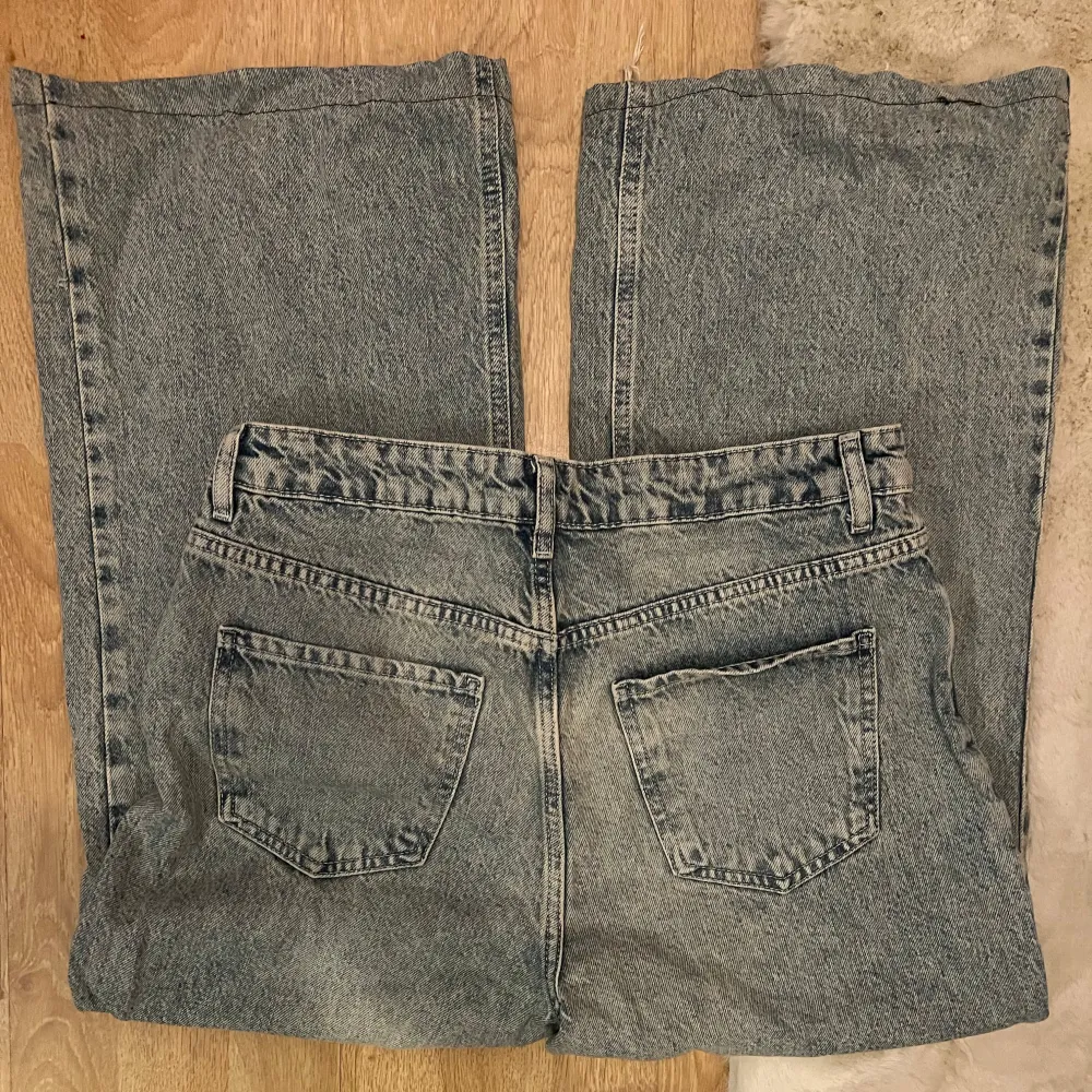 Baggy jeans med grön blå färg från stradivarius. Har sytt dem kortare men tyvärr är förr korta nu. Skulle säga de passar ngn ca 160cm eller kortare. Köpt nya förra året men inte använt så ofta. Farkut & Housut.