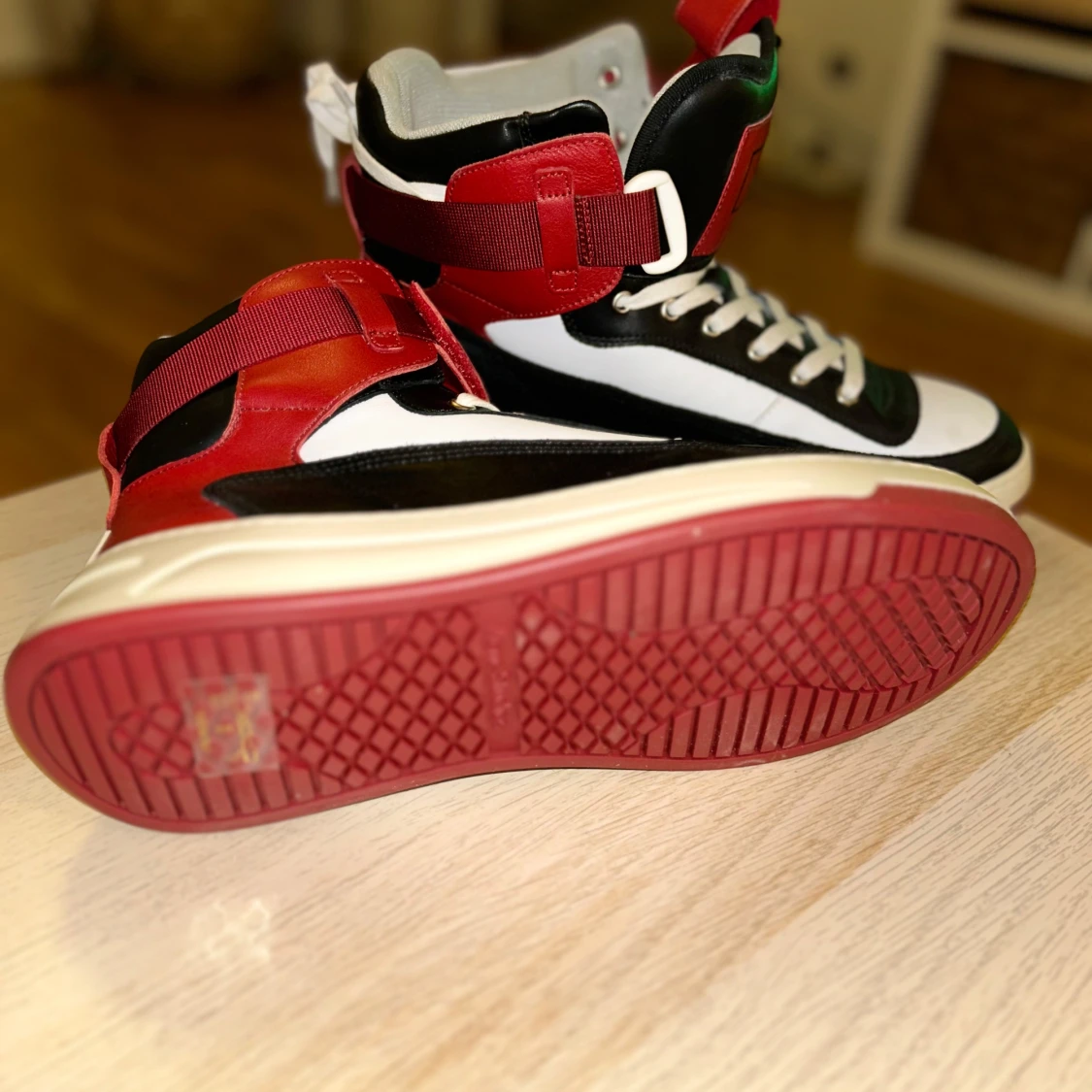 Svartvita sneakers med röda detaljer