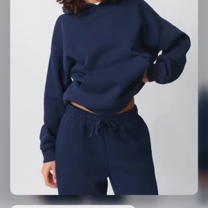 Mörkblå hoodie - Säljer en stilren mörkblå hoodie med en bekväm passform. Tröjan har långa ärmar och en praktisk magficka. Perfekt för en avslappnad look.säljer för att den inte kommer till användning 