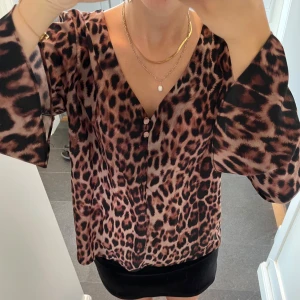 Leopardtopp - Leopardmönstrad blus med knappar från NA-KD i storlek 38, passar S och M. Fint skick. Använd gärna köp nu! 