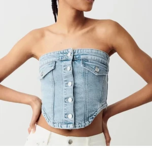 Ljusblå jeans tubtopp!  - Köpt för 399 kr på Gina Tricot! Aldrig kommit till användning. Helt ny, i strl XS men funkar utmärkt på mig som har strl S. Skriv för fler bilder! 🤍