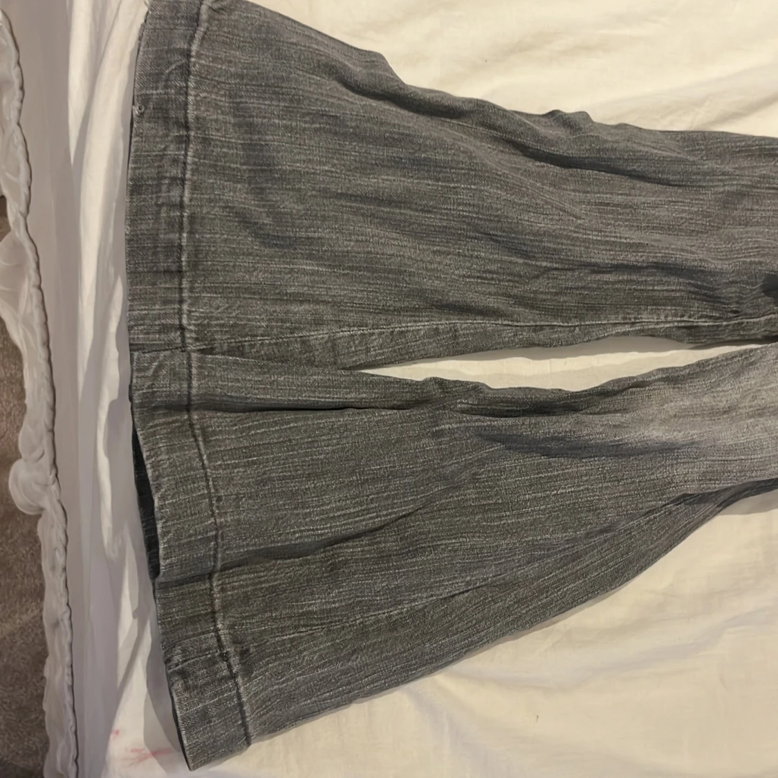 Grå jeansbyxor med vida ben - 1