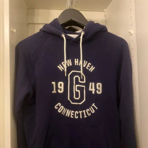 Gant hoodie/tröja storlek S - Säljer en snygg mörkblå hoodie från Gant. Org pris ca 1200 kr. Säljer för ungefär hälften av orginal pris. Lite använd men skicket är som nytt.