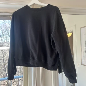 Sweatshirt - Använd men bra skick.