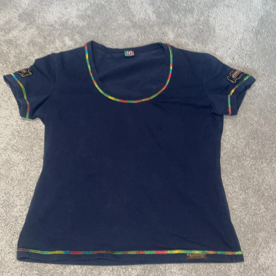 Mörkblå t-shirt med regnbågsdetaljer från Cappopera