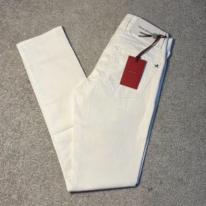 Vita Santoria Tramarossa Jeans (helt nya) - Riktigt fett par vita tramarossa jeans sprillans nya | Intressekoll ‼️| Stl W29 | Nypris runt 4500