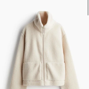 Beige teddyjacka med dragkedja - Säljer min beiga teddy jacka med hög krage och dragkedja framtill. Använt fåtal gånger, men trvättas såklart innan jag skickar! Hör av er vid funderingar💕