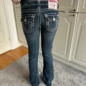 True religion jeans  - True religion low waist bootcut jeans. Storlek 25 men små. Midjemått: 35 cm och innerbenslängd: 83 cm 