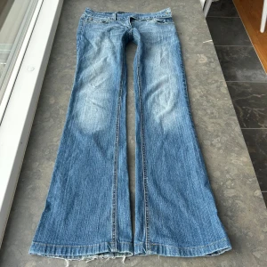 Bootcut jeans y2k - Supersnygga bootcut, lowwaist y2k jeans utan fickor bak. Har tyvärr ingen bild på då jeansen inte passar mig💕Innerbenslängd: 83  cm midjemått: 38 cm midjehöjd: 20cm