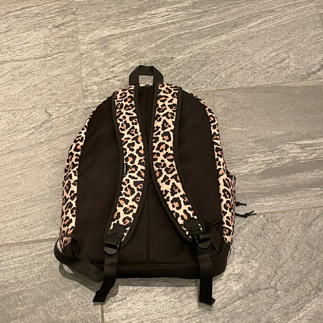 Leopardmönstrad ryggsäck från Converse - 1