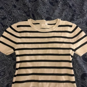 Randig stickad tröja från Gina Tricot - Säljer en stickad randig tröja från Gina Tricot i svart och vit. Den är super skön och bara använd några få gånger.💞Passar perfekt till mig som är ungefär 155! Pris kan diskuteras💞