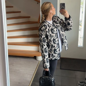 Mönstrad dunjacka - Skitsnygg skal jacka perfekt till våren. Nästan helt oanvänd🌸🥰