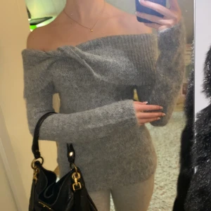 Grå offshoulder stickad tröja - Säljer min jättefina off shoulder tröja💗 Den är i toppen skick och passar med allt!