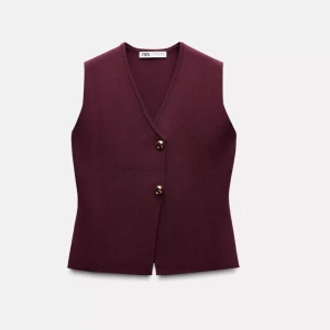 Burgundy topp från Zara - Snygg burgundy topp från Zara med v-ringning och två dekorativa knappar framtill. Knappt använd i superfint skick!!♥️