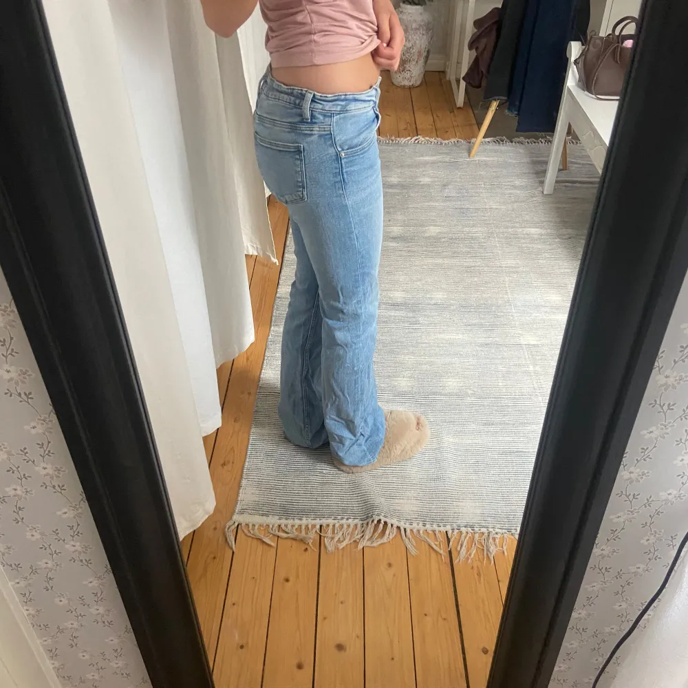 Säljer ett par ljusblå jeans från Gina Tricot är lågmidjade och sitter perfekt på mig som vanligt vis ha 36 i jeans och jag är 170.. Farkut & Housut.