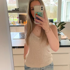 Beige ribbad linnetopp - Säljer denna ribbade toppen då den ej kommer till användning längre💕